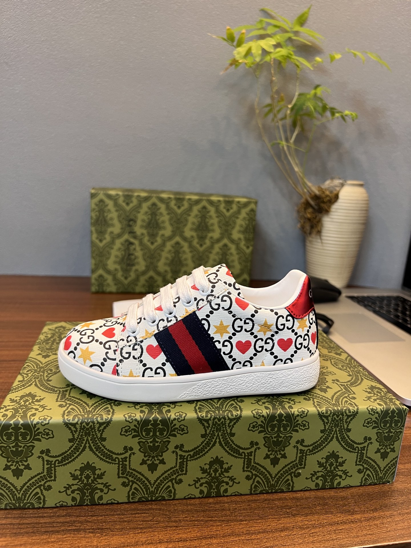 Children's shoes child